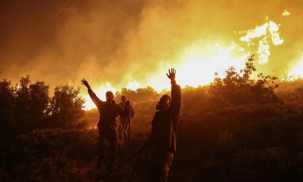 Η κλιματική κρίση μας «σέρνει» στην φτώχεια - Καύσωνες, πλημμύρες, πυρκαγιές